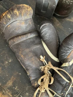 Ancienne paire de gants de boxe en cuir