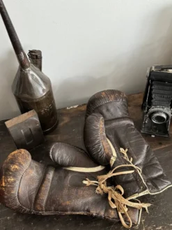 Ancienne paire de gants de boxe en cuir