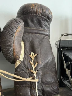 Ancienne paire de gants de boxe en cuir