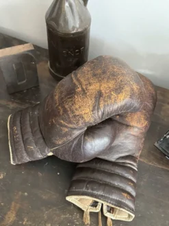 Ancienne paire de gants de boxe en cuir