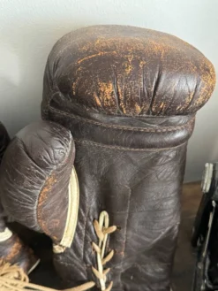 Ancienne paire de gants de boxe en cuir