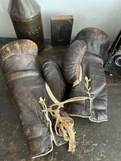 Ancienne paire de gants de boxe en cuir