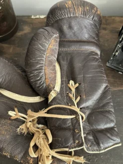 Ancienne paire de gants de boxe en cuir