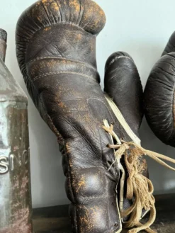 Ancienne paire de gants de boxe en cuir