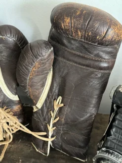 Ancienne paire de gants de boxe en cuir