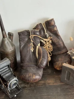 Ancienne paire de gants de boxe en cuir