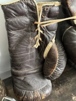 Ancienne paire de gants de boxe en cuir