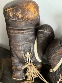 Ancienne paire de gants de boxe en cuir