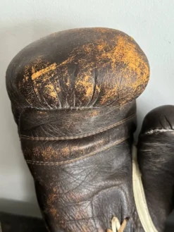 Ancienne paire de gants de boxe en cuir