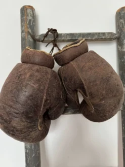 Ancienne paire de gants de boxe en cuir