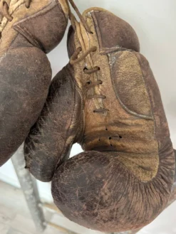 Ancienne paire de gants de boxe en cuir