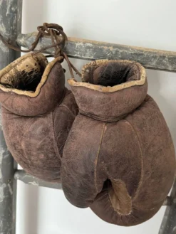 Ancienne paire de gants de boxe en cuir