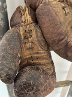 Ancienne paire de gants de boxe en cuir