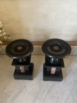 Ancienne paire de serre-livres cassolettes en marbre