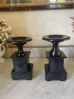 Ancienne paire de serre-livres cassolettes en marbre