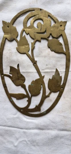 Ancienne petite rosace ovale en laiton largeur, hauteur 18cm