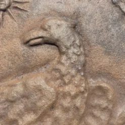 Ancienne plaque de cheminée en fonte ,décor aigle et soleil, 47 × 47 cm