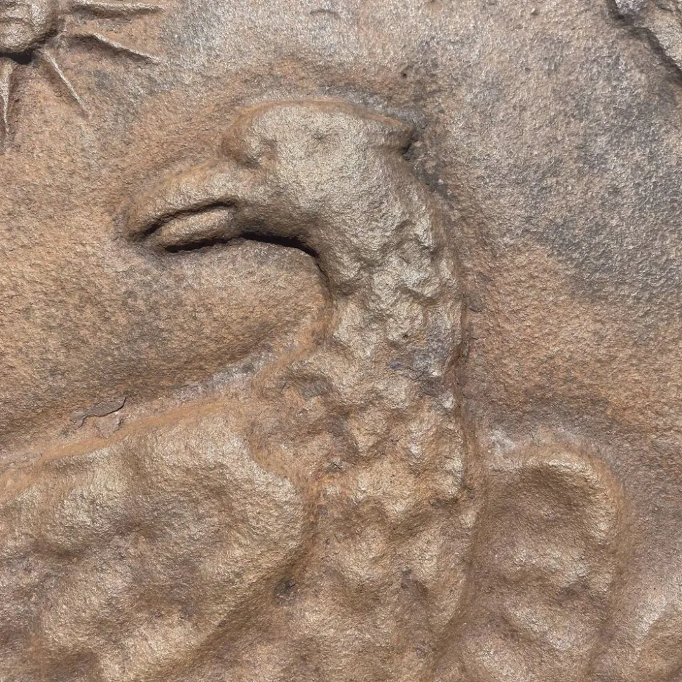 Ancienne plaque de cheminée en fonte ,décor aigle et soleil, 47 × 47 cm