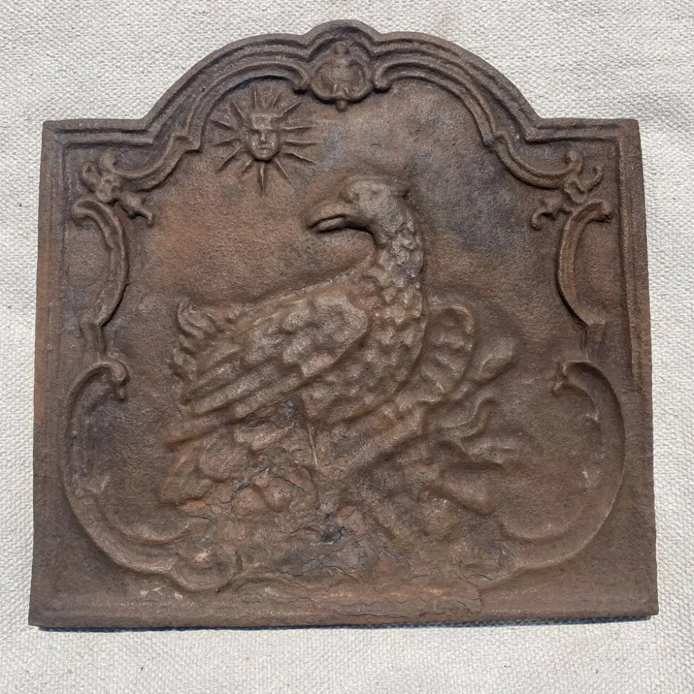 Ancienne plaque de cheminée en fonte ,décor aigle et soleil, 47 × 47 cm