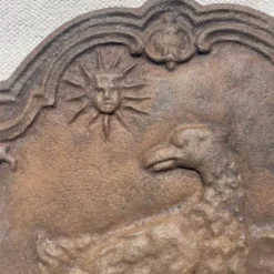 Ancienne plaque de cheminée en fonte ,décor aigle et soleil, 47 × 47 cm