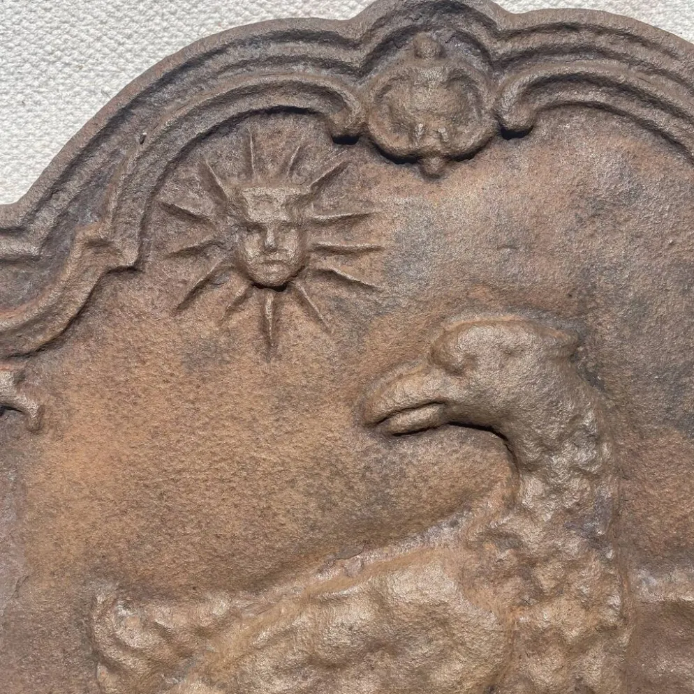 Ancienne plaque de cheminée en fonte ,décor aigle et soleil, 47 × 47 cm