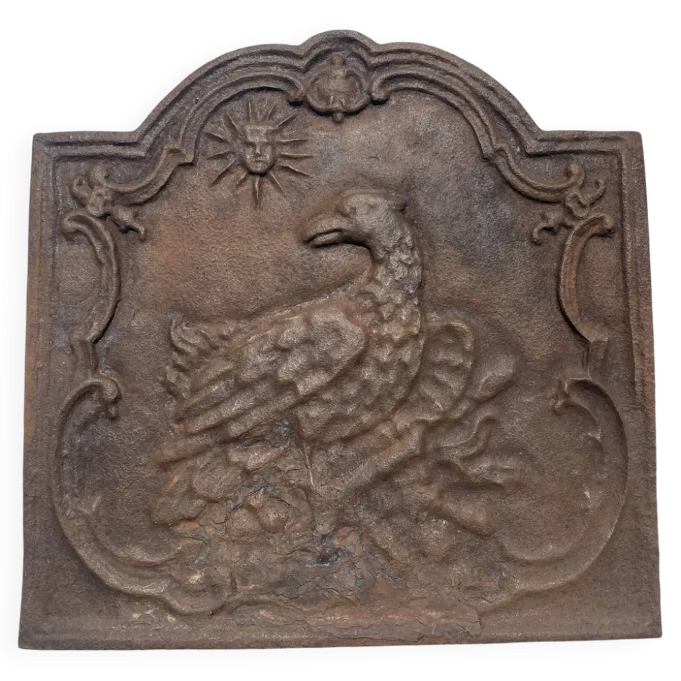 Ancienne plaque de cheminée en fonte ,décor aigle et soleil, 47 × 47 cm