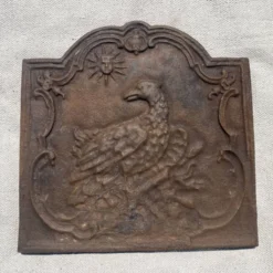 Ancienne plaque de cheminée en fonte ,décor aigle et soleil, 47 × 47 cm