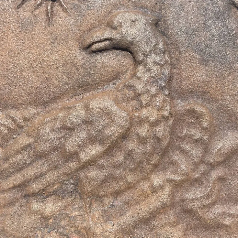 Ancienne plaque de cheminée en fonte ,décor aigle et soleil, 47 × 47 cm