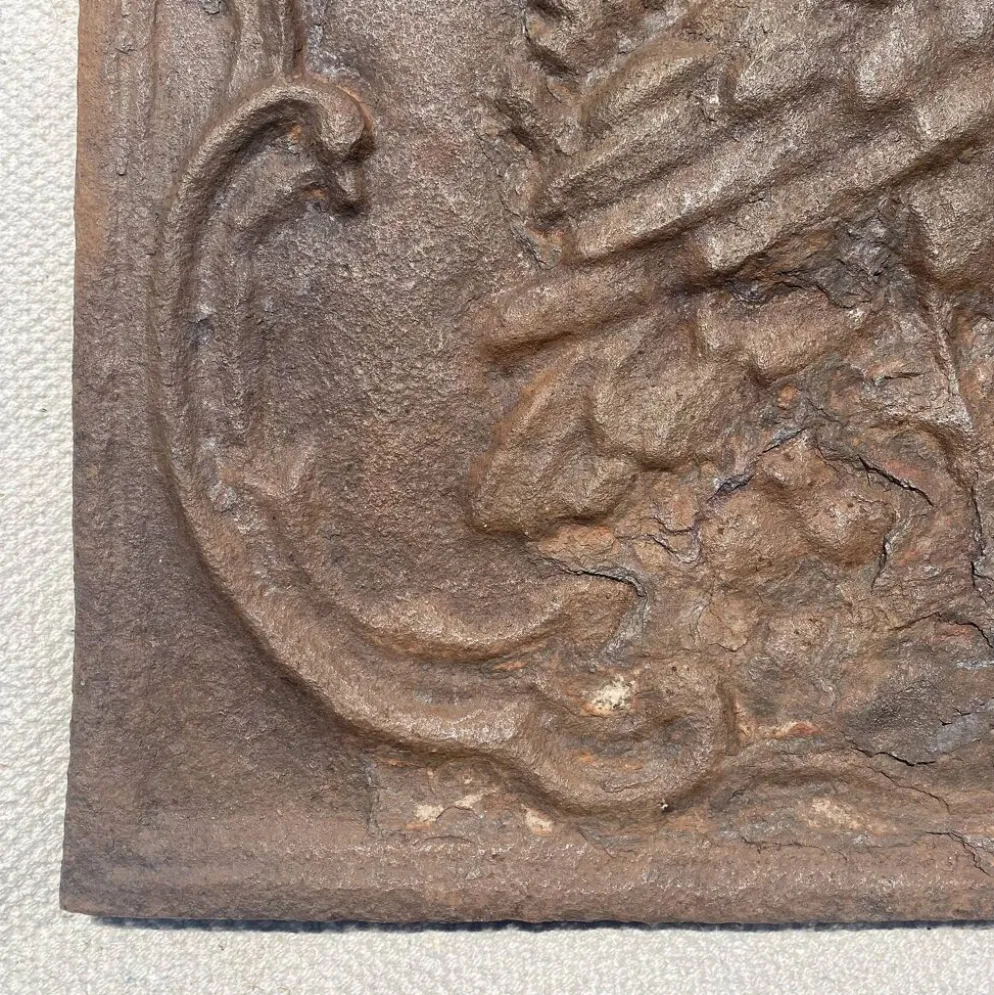 Ancienne plaque de cheminée en fonte ,décor aigle et soleil, 47 × 47 cm