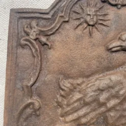Ancienne plaque de cheminée en fonte ,décor aigle et soleil, 47 × 47 cm