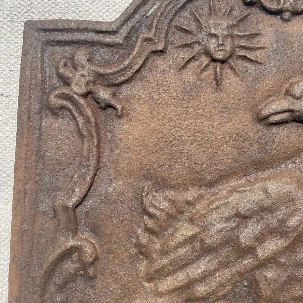 Ancienne plaque de cheminée en fonte ,décor aigle et soleil, 47 × 47 cm