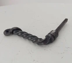 Ancienne poignée de porte en fer forgé massif