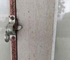 Ancienne porte avec volets en bois Vintage