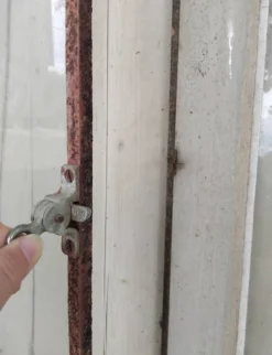 Ancienne porte avec volets en bois Vintage