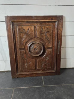Ancienne porte en bois sculpté