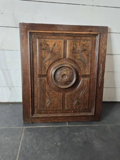 Ancienne porte en bois sculpté