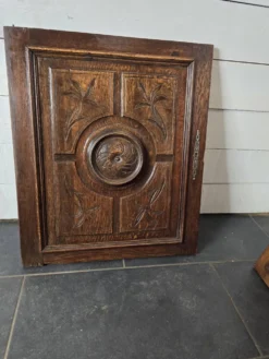 Ancienne porte en bois sculpté
