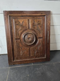 Ancienne porte en bois sculpté