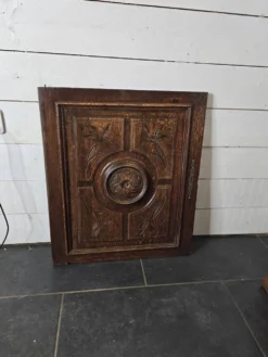 Ancienne porte en bois sculpté
