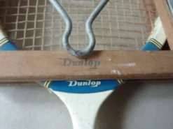 Ancienne raquette Dunlop avec son cadre en bois
