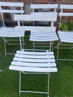 Anciennes chaises de bistrot de terrasse
