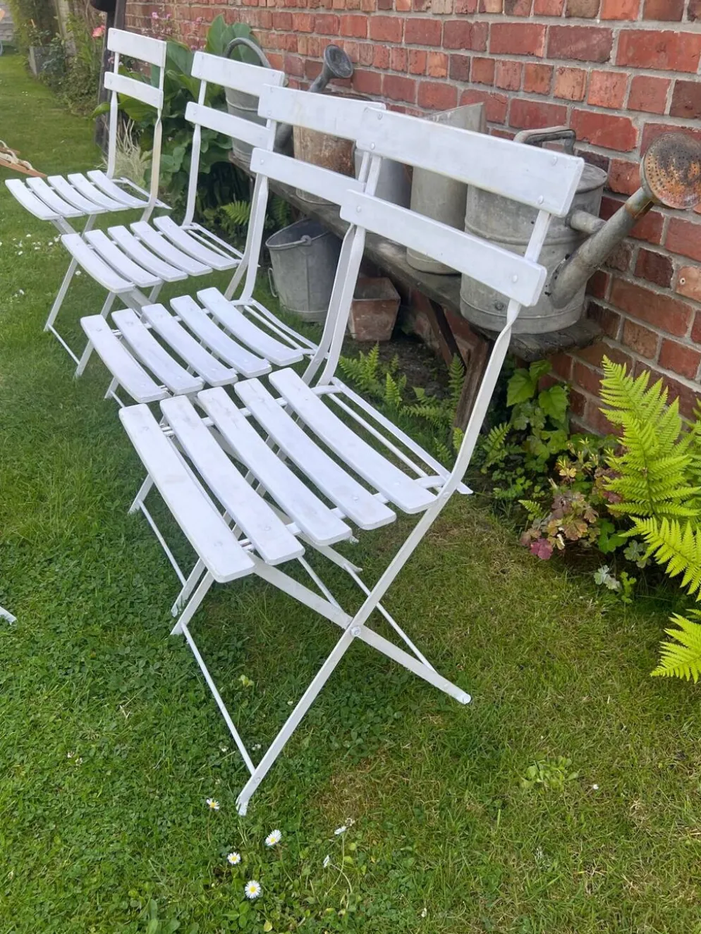Anciennes chaises de bistrot de terrasse