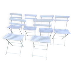 Anciennes chaises de bistrot de terrasse