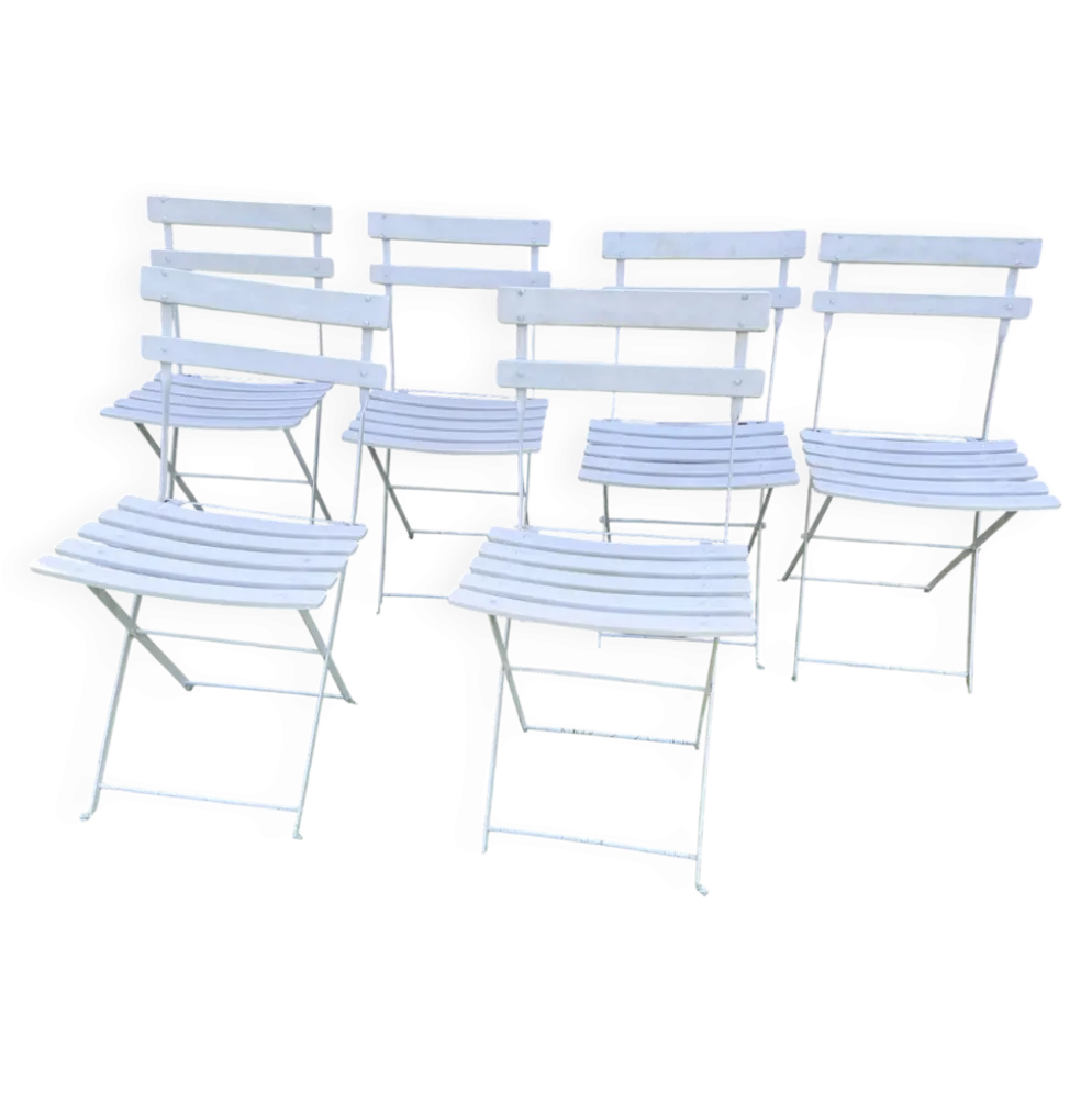 Anciennes chaises de bistrot de terrasse