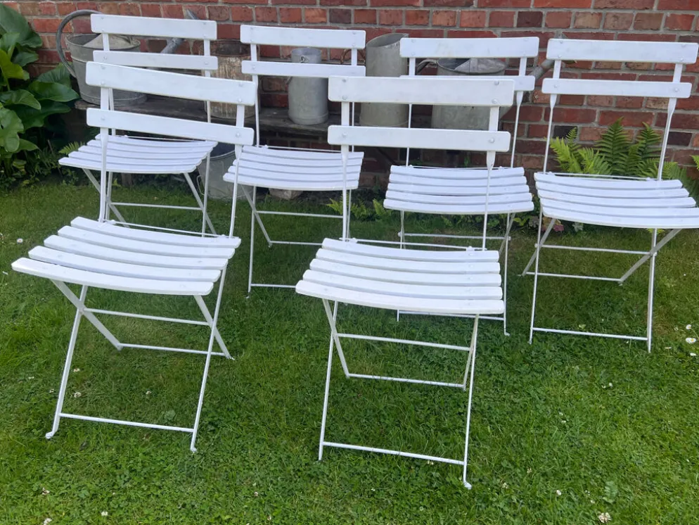 Anciennes chaises de bistrot de terrasse