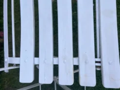 Anciennes chaises de bistrot de terrasse