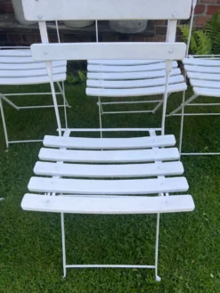 Anciennes chaises de bistrot de terrasse
