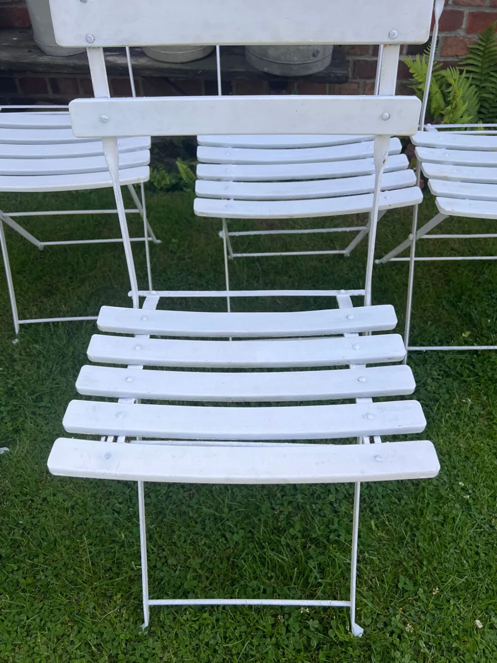 Anciennes chaises de bistrot de terrasse