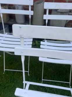 Anciennes chaises de bistrot de terrasse