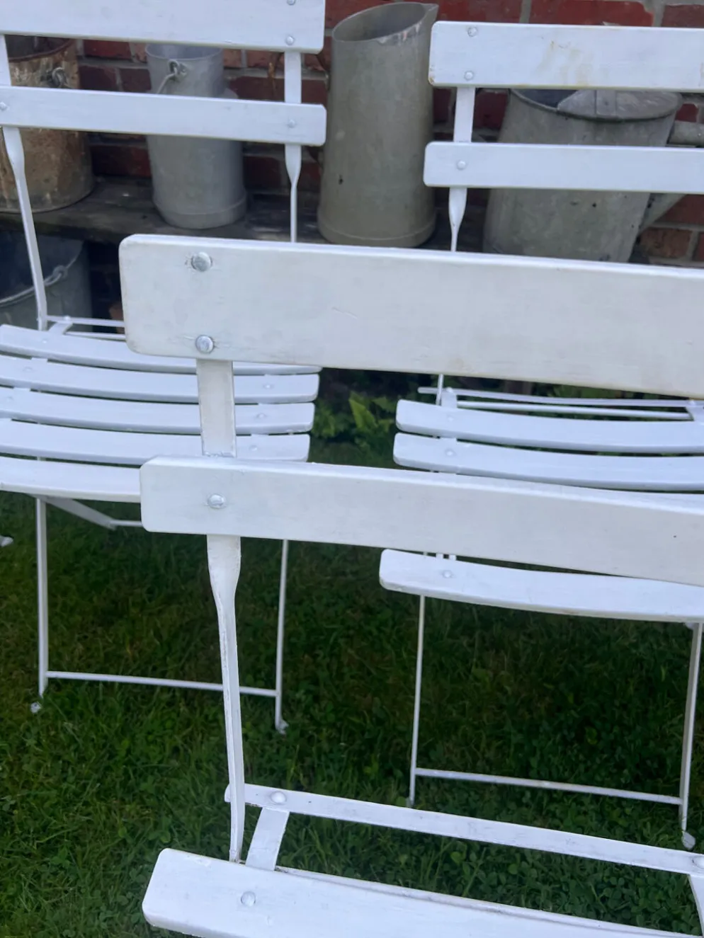 Anciennes chaises de bistrot de terrasse